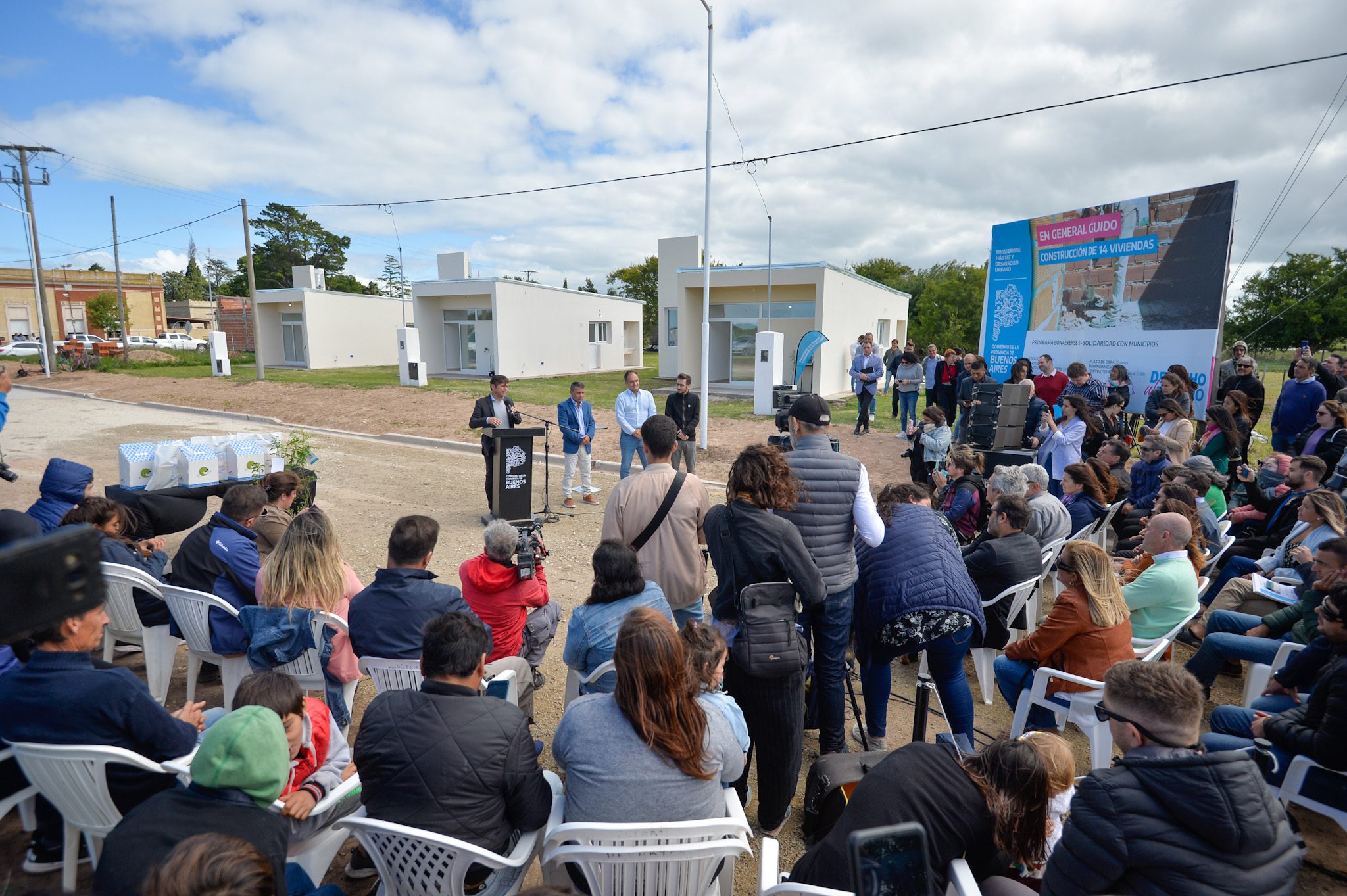 Kicillof encabezó la entrega de 14 viviendas en General Guido