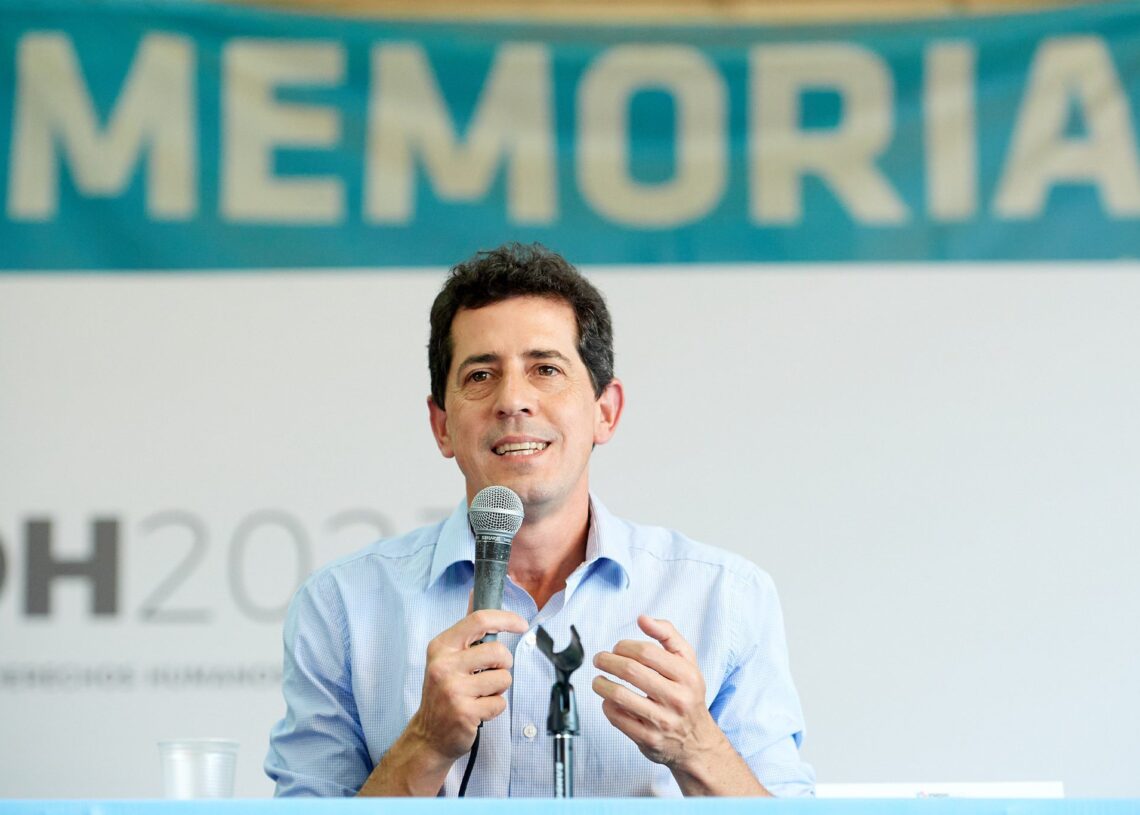 Wado de Pedro visita a Jorge Paredi en Mar Chiquita para conmemorar 40 años de democracia