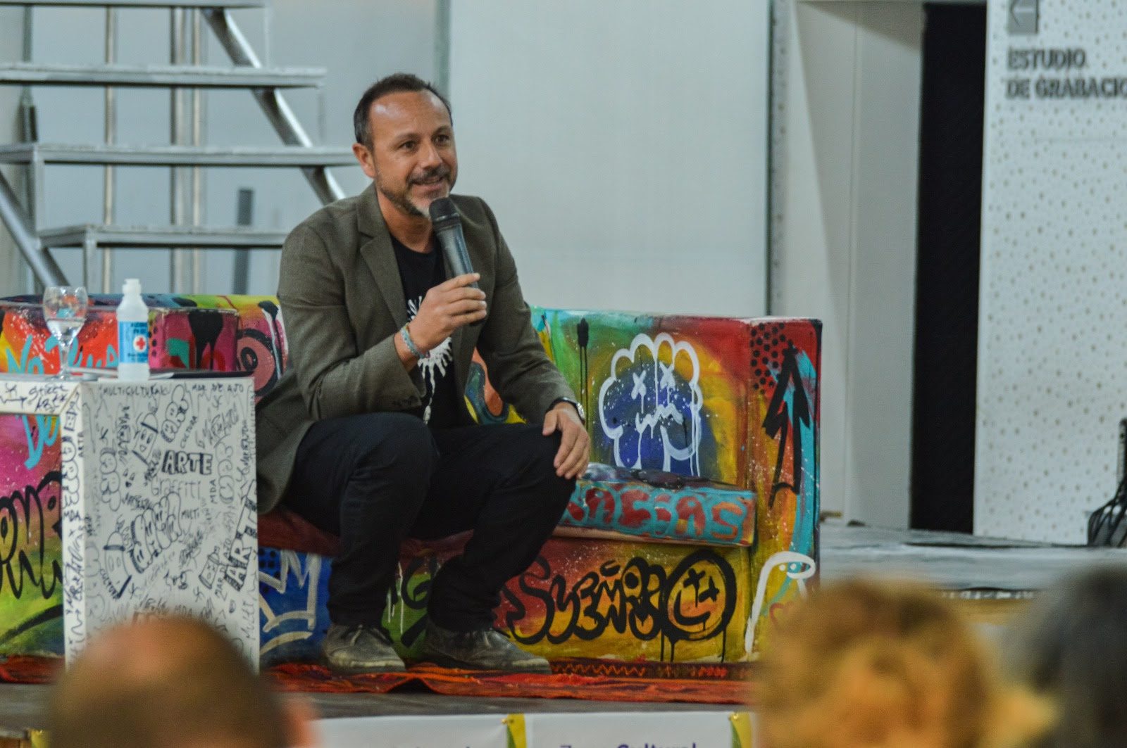 Pablo Bernasconi brindó una charla abierta en su muestra «El Infinito» que sigue hasta el 15 de mazo en el Espacio Multicultural de Mar de Ajó