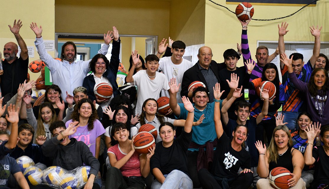 Mar Chiquita: Jorge Paredi entrega de material deportivo a diversas instituciones educativas