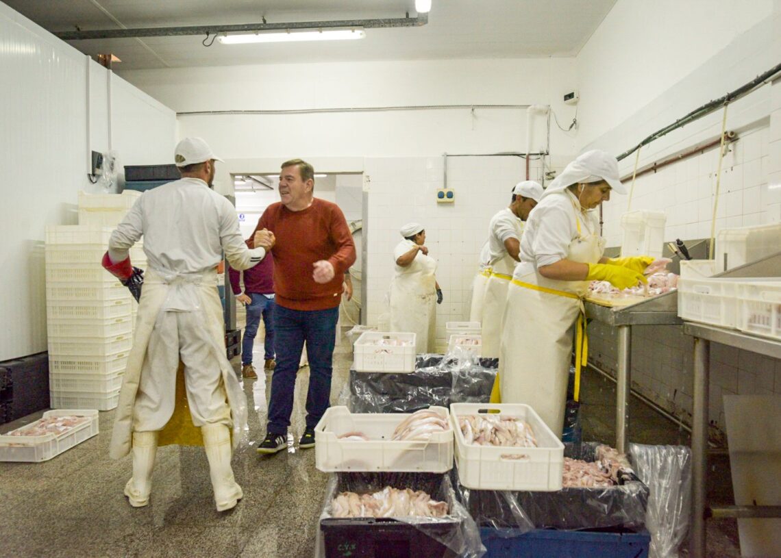 El intendente Guillermo Montenegro, acompañado por el Delegado del Puerto, Patricio Ciminelli, entregó la habilitación a la cooperativa Esperanza, una planta procesadora de pescado