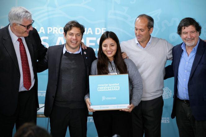 Kicillof inauguró un edificio escolar y entregó computadoras a estudiantes de General Belgrano