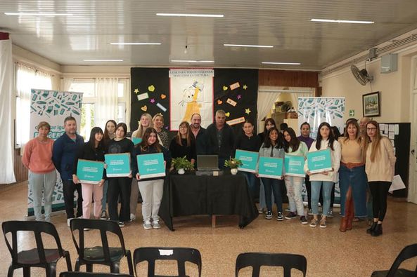 ESTUDIANTES DE VILLANUEVA Y LOMA VERDE RECIBIERON SU NETBOOK