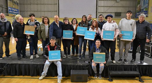 Conectar Igualdad Bonaerense: el intendente Paredi entregó notebooks a estudiantes de Mar Chiquita