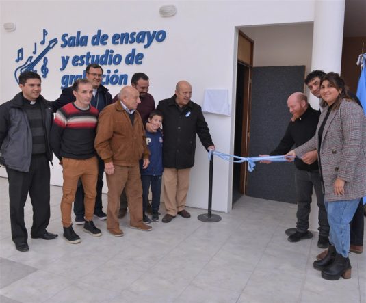 140° Aniversario de Coronel Vidal: el intendente Paredi y el obispo Mestre inauguraron la Sala de Ensayo y Estudio de Grabación