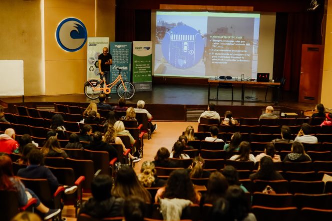 Mar del Plata: La Subsecretaría de Movilidad Urbana entregó luces para bicicletas y capacitó a estudiantes universitarios en educación vial