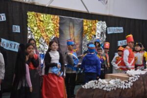 junto a la comunidad educativa, paredi encabezó el acto protocolar por el 17 de agosto