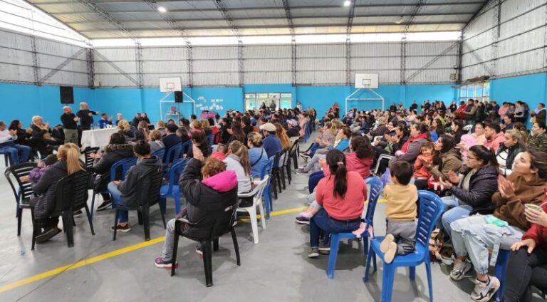 viviendas en general pirán paredi y walter wini se reunieron con cientos de vecinos