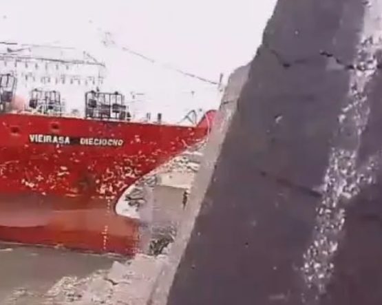 Mar del Plata: Un buque que chocó contra la escollera norte dejó un herido