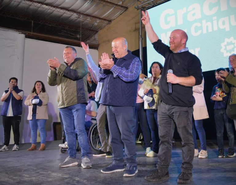 jorge paredi al centro junto a fabian jacquet y walter wini en una postal del triunfo eleccionario 1024x805