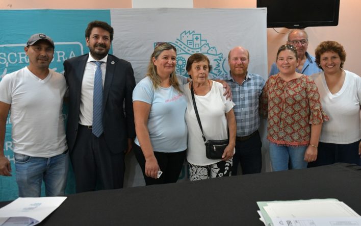 El ministro Mena y el intendente Wischnivetzky encabezaron la firma de 39 escrituras de viviendas de Mar Chiquita