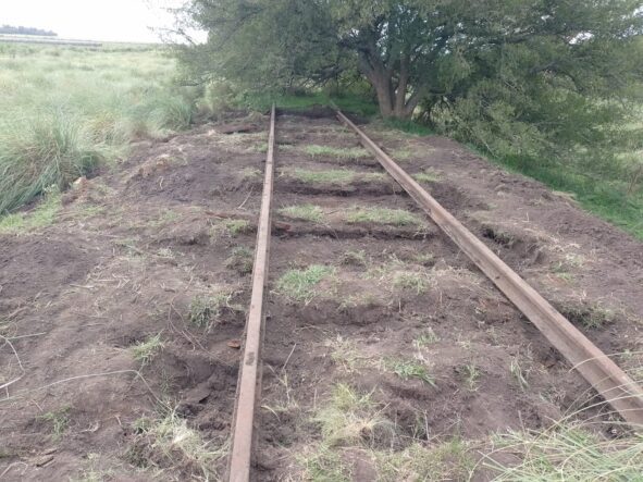 Mar Chiquita: Tres personas fueron detenidas cuando intentaban robar durmientes de la vía del tren