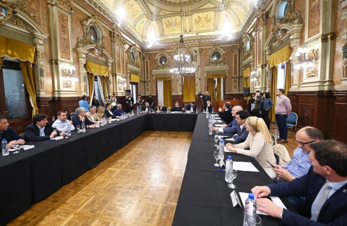 Kicillof y Cuattromo firmaron convenios para la compra de bienes de capital en 19 municipios