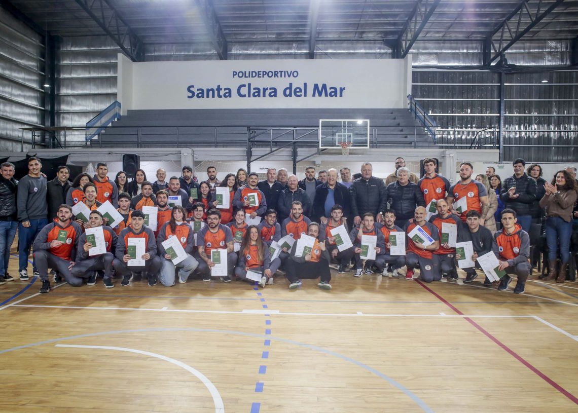 escuela municipal de guardavidas se entregaron libretas a guardavidas marchiquitenses