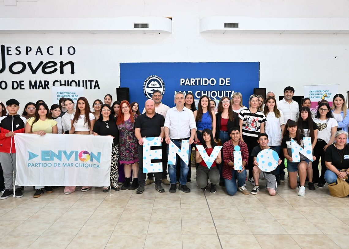 walter wini y andrés larroque compartieron un encuentro con jóvenes del programa envión y entregaron equipamiento
