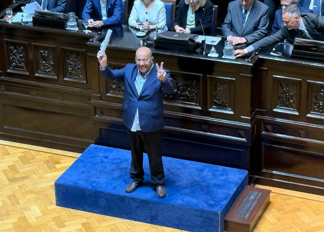 paredi recibió su diploma de senador