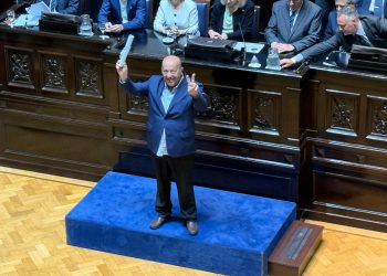 paredi recibió su diploma de senador