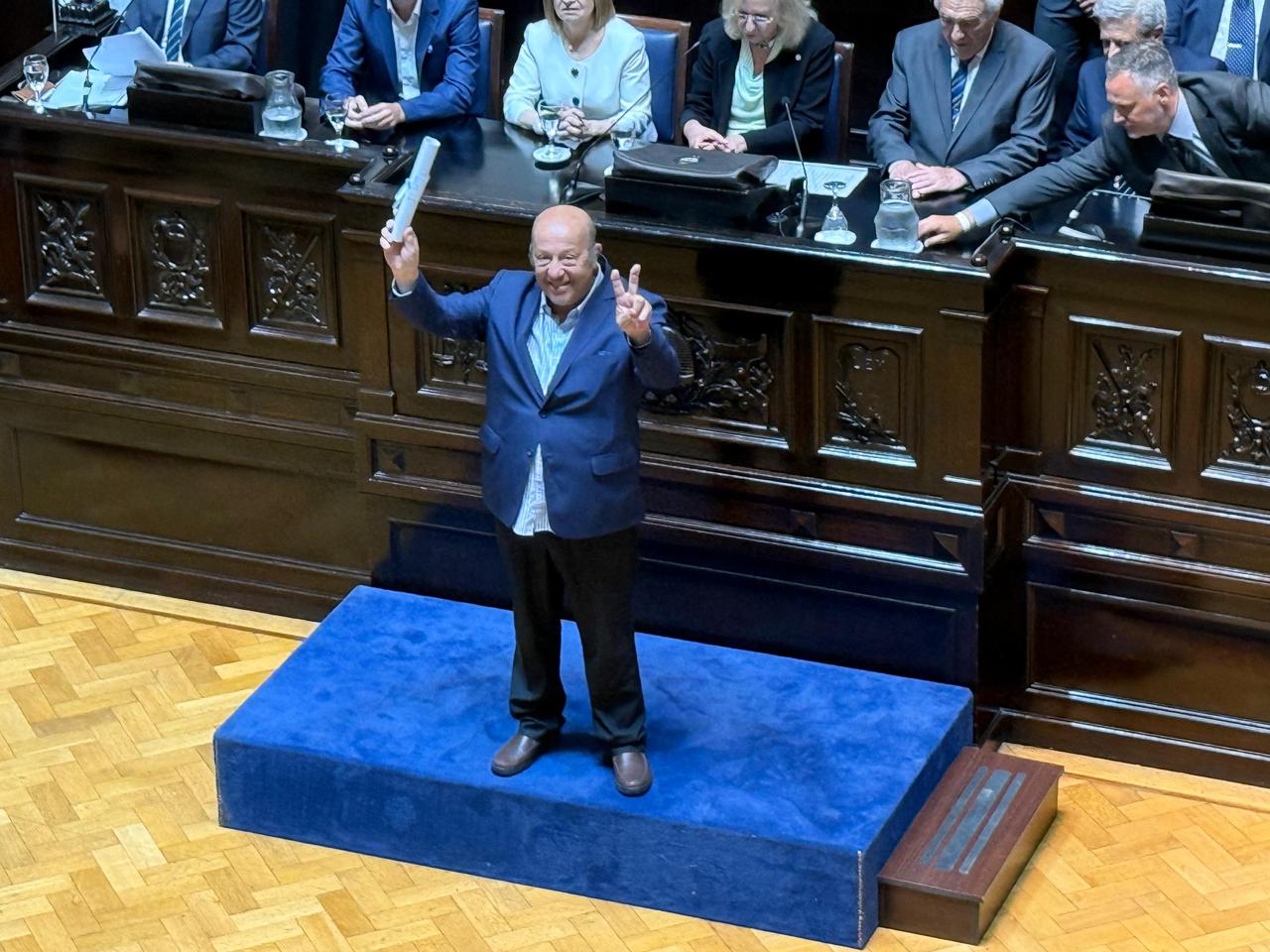 paredi recibió su diploma de senador