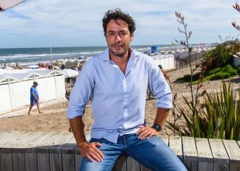 ibarguren posan en la playa