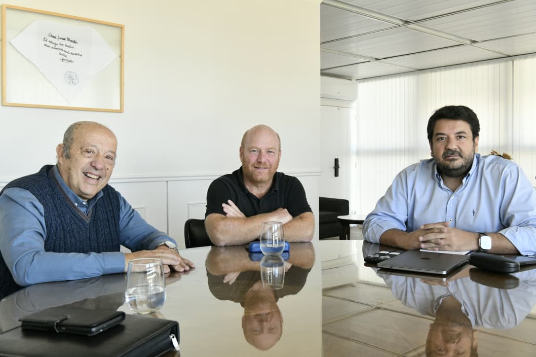 wischnivetzky paredi y el ministro mena coordinan la entrega de escrituras en mar chiquita