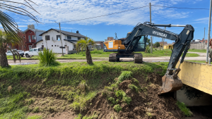 excavadora hyundai junto a zanja urbana